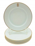 MEHUN C.P. & CO FRANCE - CH. PILLIVUYT & CIE, PARIS, EXP. 1900, GRAND PRIX, LIMOGES - Parte de serviço de jantar, início séc XX, com 05 pratos rasos, decorados com filete dourado na borda e personalizados com monograma; em porcelana francesa de Limoges, da tradicional manufatura Charles Pillivuyt em Mehun-sur-Yèvre, fundada no século XIX. A marca faz referência à participação da manufatura na Exposição Universal de Paris de 1900; monograma atribuído ao Baronato de Santo Ângelo. Medidas: 23 cm (diâm).