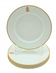 MEHUN C.P. & CO FRANCE - CH. PILLIVUYT & CIE, PARIS, EXP. 1900, GRAND PRIX, LIMOGES - Parte de serviço de jantar, início séc XX, com 04 pratos rasos, decorados com filete dourado na borda e personalizados com monograma; em porcelana francesa de Limoges, da tradicional manufatura Charles Pillivuyt em Mehun-sur-Yèvre, fundada no século XIX. A marca faz referência à participação da manufatura na Exposição Universal de Paris de 1900; monograma atribuído ao Baronato de Santo Ângelo. Medidas: 23 cm (diâm).