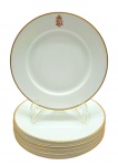 MEHUN C.P. & CO FRANCE - CH. PILLIVUYT & CIE, PARIS, EXP. 1900, GRAND PRIX, LIMOGES - Parte de serviço de jantar, início séc XX, com 06 pratos rasos, decorados com filete dourado na borda e personalizados com monograma; em porcelana francesa de Limoges, da tradicional manufatura Charles Pillivuyt em Mehun-sur-Yèvre, fundada no século XIX. A marca faz referência à participação da manufatura na Exposição Universal de Paris de 1900; monograma atribuído ao Baronato de Santo Ângelo. Medidas: 23 cm (diâm).