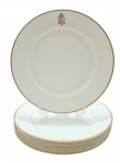 MEHUN C.P. & CO FRANCE - CH. PILLIVUYT & CIE, PARIS, EXP. 1900, GRAND PRIX, LIMOGES - Parte de serviço de jantar, início séc XX, com 05 pratos rasos, decorados com filete dourado na borda e personalizados com monograma; em porcelana francesa de Limoges, da tradicional manufatura Charles Pillivuyt em Mehun-sur-Yèvre, fundada no século XIX. A marca faz referência à participação da manufatura na Exposição Universal de Paris de 1900; monograma atribuído ao Baronato de Santo Ângelo. Medidas: 23 cm (diâm).