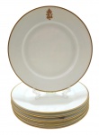 MEHUN C.P. & CO FRANCE - CH. PILLIVUYT & CIE, PARIS, EXP. 1900, GRAND PRIX, LIMOGES - Parte de serviço de jantar, início séc XX, com 06 pratos rasos, decorados com filete dourado na borda e personalizados com monograma; em porcelana francesa de Limoges, da tradicional manufatura Charles Pillivuyt em Mehun-sur-Yèvre, fundada no século XIX. A marca faz referência à participação da manufatura na Exposição Universal de Paris de 1900; monograma atribuído ao Baronato de Santo Ângelo. Medidas: 23 cm (diâm).