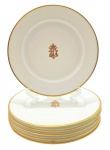 MEHUN C.P. & CO FRANCE - CH. PILLIVUYT & CIE, PARIS, EXP. 1900, GRAND PRIX, LIMOGES - Parte de serviço de jantar, início séc XX, com 06 pratos para entradas, decorados com filete dourado na borda e personalizados com monograma; em porcelana francesa de Limoges, da tradicional manufatura Charles Pillivuyt em Mehun-sur-Yèvre, fundada no século XIX. A marca faz referência à participação da manufatura na Exposição Universal de Paris de 1900; monograma atribuído ao Baronato de Santo Ângelo. Medidas: 19 cm (diâm).