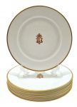 MEHUN C.P. & CO FRANCE - CH. PILLIVUYT & CIE, PARIS, EXP. 1900, GRAND PRIX, LIMOGES - Parte de serviço de jantar, início séc XX, com 05 pratos para entradas, decorados com filete dourado na borda e personalizados com monograma; em porcelana francesa de Limoges, da tradicional manufatura Charles Pillivuyt em Mehun-sur-Yèvre, fundada no século XIX. A marca faz referência à participação da manufatura na Exposição Universal de Paris de 1900; monograma atribuído ao Baronato de Santo Ângelo. Medidas: 19 cm (diâm).
