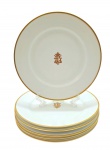 MEHUN C.P. & CO FRANCE - CH. PILLIVUYT & CIE, PARIS, EXP. 1900, GRAND PRIX, LIMOGES - Parte de serviço de jantar, início séc XX, com 06 pratos de sobremesa, decorados com filete dourado na borda e personalizados com monograma; em porcelana francesa de Limoges, da tradicional manufatura Charles Pillivuyt em Mehun-sur-Yèvre, fundada no século XIX. A marca faz referência à participação da manufatura na Exposição Universal de Paris de 1900; monograma atribuído ao Baronato de Santo Ângelo. Medidas: 21 cm (diâm).