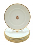 MEHUN C.P. & CO FRANCE - CH. PILLIVUYT & CIE, PARIS, EXP. 1900, GRAND PRIX, LIMOGES - Parte de serviço de jantar, início séc XX, com 06 pratos de sobremesa, decorados com filete dourado na borda e personalizados com monograma; em porcelana francesa de Limoges, da tradicional manufatura Charles Pillivuyt em Mehun-sur-Yèvre, fundada no século XIX. A marca faz referência à participação da manufatura na Exposição Universal de Paris de 1900; monograma atribuído ao Baronato de Santo Ângelo. Medidas: 21 cm (diâm).