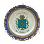 PORCELANA SCHMIDT, BRASIL - Prato decorativo adornado na borda com volutas em dourado e faixa em legítimo azul cobalto, e em sua galeria central com o Brasão do Império do Brasil. Medidas: 25 cm (diâm.).