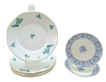 EPIAG CZECHOSLOVAKIA  / OLD CHELSEA ENGLAND - 04 pratos de sobremesa decorados com filetes dourados e padrões vegetalistas em tons de verde, em porcelana da antiga Tchecoslováquia; e 02 pires para xícaras de chá decorados em azul cobalto com padrões florais e geométricos, em porcelana inglesa. Medidas: 21 cm (diâm.); 15 cm (diâm.).