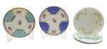 ROSENTHAL SELB BAVARIA / PD 541 - 03 pires para xícaras de chá em porcelana alemã Rosenthal, decorada com coloridas guirlandas florais e vegetalistas; e 02 pratos de sobremesa de mesmo padrão decorativo, em porcelana PD 541, sendo um com detalhe na borda em azul cobalto e o outro em azul claro, ambos adornados com filetes, volutas e arabescos dourados e coloridos motivos florais. Medidas: 18 cm (diâm.); 19 cm (diâm.)