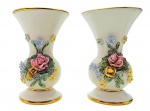 VIEIRA DE CASTRO RIO - 02 solifleurs em porcelana com borda no formato trompete, decorados com filetes dourados e coloridos padrões florais em relevo em biscuit. Numerados na base. Medidas: 11 x 7 cm.