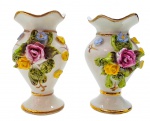 02 solifleurs em porcelana, no formato balaústre, decorados com filetes dourados e coloridos padrões florais em relevo em biscuit. Numerados na base. Sem marca de manufatura. Medidas: 11 x 6 cm. Parte da folhagem em ambos os vasos com ínfimos danos.