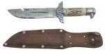 EBERLE - FACA FREGAPANI PARAQUEDISTA - Icônica faca de combate e sobrevivência brasileira, produzida pela EBERLE nas décadas de 60/70. Criada pelo Coronel Fregapani, é famosa por sua robustez, lâmina de aço , guarda com distintivo de paraquedista e serrilhado no dorso, cabo em baquelite na cor marfim. Medida: 30cm. Acompanha bainha em couro. Observação: Possui pequenos pontos de oxidação.