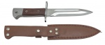 BAIONETA/FACA - Baioneta e faca AK-47, CCCP, inspirada no design icônico das baionetas militares, esta faca possui uma funcionalidade e grande robustez para quem coleciona. Lâmina em aço inox, cabo anatômico com pegada segura, bainha resistente em couro. Medida: 25cm. Observação: ínfimas marcas.