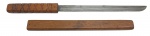 KATANA ARTESANAL - Katana artesanal com bainha e cabo em madeira. Lâmina em aço. Cabo detalhado traçado. Medida: 49cm. Observação; Lâmina com pontos de oxidação.
