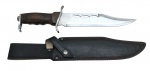 FACA "RAMBO 3" - Faca estilo "Rambo 3", com cabo de madeira, design da faca inspirado no filme Rambo 3, com ranhuras na lâmina, guarda-mão em metal, utilizada em caça, pesça e sobrevivência. Estilo e funcionalidade juntos. Medida: 43cm aproximadamente. Observação: ínfimas marcas.