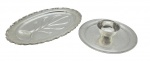 ONEIDA - 02 itens em metal espessurado à prata, sendo: 01 petisqueira circular com molheira central integrada à bandeja, gravada com padrões fitomórficos, da tradicional manufatura americana Oneida; e 01 bandeja oval decorada na borda com volutas e na galeria central com detalhe fitomórfico em baixo relevo que inclui um nicho oval para molhos, e base com quatro pés (sem marca de manufatura). Medidas: 32 x 8 cm; 47 x 33 x 3 cm.