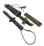 GAITOR - SURVIVAL KING - FACA - Faca de sobrevivência da Gaitor, modelo Survival King, feita em Taiwan, sendo uma inspiração da Aitor, clássica faca de origem espanhola modelo Jungle King II, das décadas de 80 e 90. Feita em aço inox. No interior da bainha possui um elástico, também uma pedra de afiar e braços metálicos na parte externa que serve como estilingue, Medida com bainha: 31cm. Possui pequenas marcas na peça.