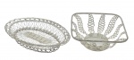 02 diferentes cestas modeladas com fios de metal prateado, sendo uma oval e uma quadrada. Medidas: 34 x 23 x 5 cm; 25 x 25 x 10 cm. Com desgastes no cromado.