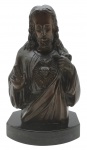 ARTE SACRA - Imagem do Sagrado Coração de Jesus, em bronze, sobre base ovalada de granito. Medidas: 26 x 16 x 12 cm. Granito com ínfimo bicado.
