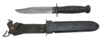 KA-BAR - FACA MK2 - Faca famosa por ter sido usada pelos Fuzileiros Navais e Marinha dos EUA durante a Segunda Guerra Mundial. Usada como faca de combate e também como faca utilitária da Marinha. Lâmina em aço, cabo com detalhes. Medida: 34cm. Bainha em metal texturizada. Possui ínfimas marcas.