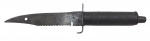 FACA - Antiga faca de trincheira ou de sobrevivência, com cabo envolto em corda e guarda-mão. Lâmina com parte serrilhada no dorso. Medida: 23cm. Possui pontos de oxidação na lâmina e cabo com pequenas marcas de uso.