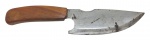 FACA - Faca artesanal com cabo em madeira e lâmina curvada estilo boiadeiro. Medida: 29cm. Possui pontos de oxidação.