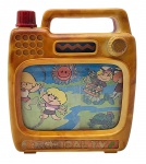 MUSICAL TV - Antigo brinquedo retratando uma TV, feita em plástico rígido. Possui alça para locomoção, botão giratório lateral para passar as cenas e ao mesmo tempo tocar música. Medida: 18cm x 15cm. Origem: Hong Kong, anos 80. Observação: Possui marcas de uso.