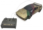 ESTRELA - PEGASUS - Antigo carrinho de controle remoto, Pegasus série Ouro, fabricado pela Estrela nos anos 80. Modelo icônico com carroceria dourada com detalhes em verde e vermelho. Utiliza controle remoto com pilhas e a velocidade pode atingir 15km/h. Não testado, possui marcas de uso, pequenos desgastes e marcas de fita adesiva. Controle com tampa traseira ausente.