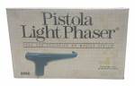TEC TOY - SEGA - PISTOLA LIGHT PHASER - Antiga pistola da Tec Toy de uso exclusivo no video game Master System, feita em plástico rígido, acompanha manual e caixa original. Medida: 31cm. Não testada, caixa com ínfimas marcas e isopor interno avariado.
