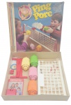 ESTRELA - PING PORC - Antigo jogo da estrela envolvendo porquinhos de plástico, uma rede de plástico e uma "bolinha" de espuma. Para 2 a 4 jogadores. Anos 80. Observação: Caixa com pequenas marcas e amassados.