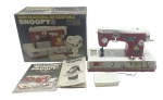 ESTRELA - MINI-MÁQUINA DE COSTURA SNOOPY - Antiga máquina de costura da Estrela com temática do personagem Snoopy. Feita em plástico rígido. Funcionamento por pilhas e projetada para costuras simples. Contém manual. Caixa original. Medida: 30cm x 20cm. Observação: Não testada, possui ínfimas marcas. Caixa com pequenos amassos e avarias.