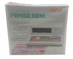 TECTOY - PENSE BEM - Antigo aparelho usado para ensinar crianças a contar, notas musicais, entre outras coisas. Funciona com pilhas ou adaptador de tomada, sendo não incluso na versão original. Tem um estilo de computadores antigos, com intuito educativo. Surgimento no final dos anos 80. Tinha um slogan: "Muito mais que um brinquedo, um computador". Feito de plástico, medindo 22cm x 21cm. Observação: Não testado. Possui leves marcas. Caixa com amassados e avarias.