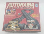 ESTRELA - AUTORAMA - DUELO DE CAMPEÕES - Antigo autorama fabricado pela icônica Estrela nos anos 80, trazendo um conjunto com pista em formato de 8 assimétrico e dois carrinhos de corrida baseados em modelos clássicos. Os carrinhos referenciando aos pilotos Senna e Piquet. Não testado, caixa com avarias e marcas.