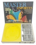 GROW - MASTER ESPORTES - Antigo jogo da Grow, focado em perguntas e respostas sobre o universo esportivo. Recomendado para 2 a 6 jogadores. Possui pequenos desgastes no jogo e na caixa.