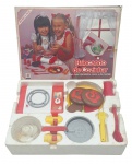 MIMO - BRINCANDO DE COZINHAR - Antigo conjunto da MIMO, retratando uma mini cozinha, tendo um fogareiro e panelinha, carnes, ovos, talheres e outros utensílios. Feitos de plástico, fogareiro movido a pilha. Observação: Caixa com detalhes e pequenos rasgos.