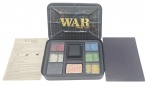 GROW - WAR EDIÇÃO LUXO - Clássico jogo da Grow, War em Edição de Luxo, contido em lata de metal, com o mapa clássico. Observação: Lata com leves desgastes, ínfimos amassados e ausência de um dado amarelo de defesa.
