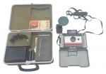 POLAROID - AUTOMATIC 104 LAND CAMERA - Uma das câmeras Polaroid da série 100-400, que começou com a Automatic Land Camera 100 e terminou com a Automatic Land Camera 450, essa câmera compartilha um conjunto comum de recursos com todos os modelos desta linha. A 104 foi uma das primeiras câmeras Packfilm Land dobráveis 'de consumo', semelhante a muitos outros modelos; este modelo possui um sistema de foco por zonas não dobrável, projetado pela Polaroid, e uma lente plástica de 2 elementos. Acompanha maleta. Observação: Não testada, possui marcas e pontos de oxidação no flash, além de marcas de uso.