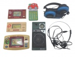 DIVERSOS - Lote com 6 peças, sendo um rádio portátil SEIKO com fone de ouvido Selenium, um fone de ouvido com rádio AM/FM embutido, uma pequena calculadora infantil e 3 pequenos minigames de origem Taiwan. Observação: Não testados. Possuem desgastes, marcas e pequenas marcas de oxidações.