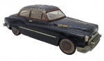 BUICK - Miniatura de carro antigo feito em lata. Modelo Buick 1950. Sem marcação indicando origem. Medida: 28cm. Possui marcas de uso, desgastes, ausência de um farol, de um detalhe do capô e com pontos de oxidação.