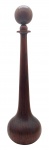 Belíssima garrafa bola em madeira nobre entalhada com polimento encerado; tampa e corpo de formato globular e pescoço alongado e cilíndrico. Medidas: 67 x 17 cm.