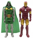 HASBRO / MARVEL - Lote com 2 figuras de ação da Marvel, sendo o Homem de Ferro e Doctor Doom, Ambos em plástico rígido, articulados, medida: 29cm. Possuem pequenas marcas de uso.