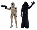 HASBRO / STAR WARS - Lote com 2 figuras de ação da franquia Star Wars, sendo o Kylo Ren e Clone Trooper.  Ambos em plástico rígido, articulados, medida: 29cm. Possuem pequenas marcas de uso.