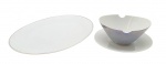 ROSENTHAL SELB GERMANY - Parte de serviço de jantar com 01 travessa oval e 01 molheira cônica com presentoir integrado; travessa adornada com filete azul claro; corpo da molheira decorado em azul claro perolizado e vitrificado. Em porcelana alemã. Medidas: 34 x 25 cm; 18 x 6 cm.