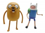 CARTOON NETWORK - HORA DA AVENTURA - Lote com 2 figuras de ação do desenho Hora da Aventura, sendo eles FINN e JAKE.  Articulados. Feitos em plástico rígido. Rosto do Finn muda de expressão ao girar. Rosto do Jake muda de acordo com o encaixe. Medida: 26cm cada. Possuem marcas de uso.