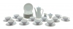 ROSENTHAL SELB GERMANY - Parte de serviço de serviço de chá, composto por 40 itens, sendo: 01 bule, 01 açucareiro, 01 leiteira, 12 xícaras de chá, 12 pires para xícaras de chá e 13 pratos de sobremesa. Decorados com filetes, tampas e corpo (xícaras) em azul claro perolizado e vitrificado. Em porcelana alemã. Medidas: 22 x 24 cm; 9 x 9 cm.