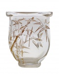 Vaso decorado em dourado com troncos, folhas de bambu e libélula, em vidro de formato estreito, retangular; base do corpo curva. Em vidro translúcido. Medidas: 15 x 13 cm. Ínfimo bicado na borda. Douração desvanecida em alguns pontos.