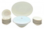 ROSENTHAL SELB GERMANY - Parte de serviço de serviço de jantar, composto por 25 itens, sendo: 01 travessa oval, 01 terrina e 23 bowls. Decorados com filetes, tampa e corpo (terrina) em azul claro perolizado e vitrificado. Em porcelana alemã. Medidas: 40 x 29 cm (travessa); 25 x 12 cm (terrina); 13 x 3 cm (bowls).