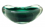 MURANO - Centro de mesa de formato orgânico, com suave curvatura, trabalhado em tons verdes e detalhado internamente com linhas paralelas. Medidas: 37 x 12 cm. Com bicados na borda e na base.