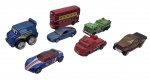 CARRINHOS - Lote com 7 miniaturas de marcas variadas, como Hot Wheels, Welly, Hasbro e um sem indicação de origem, em escala 1:64. Diversos modelos, feitos de ferro com partes plásticas. Possuem pequenos detalhes e marcas de uso.