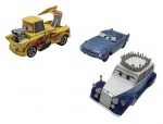 DISNEY / PIXAR - Lote com 3 miniaturas de carrinhos retratados personagens do desenho CARROS da Disney/Pixar, em escalas diversas. Diversos modelos, feitos de ferro com partes plásticas. Possuem pequenos detalhes e marcas de uso. Tow Mater com avaria no aerofólio.
