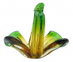 MURANO - Cesta de formato orgânico, com alça superior e laterais fitomórficas, trabalhado nas cores verde e ocre. Medidas: 21 x 20 cm. Com dano no topo da alça.